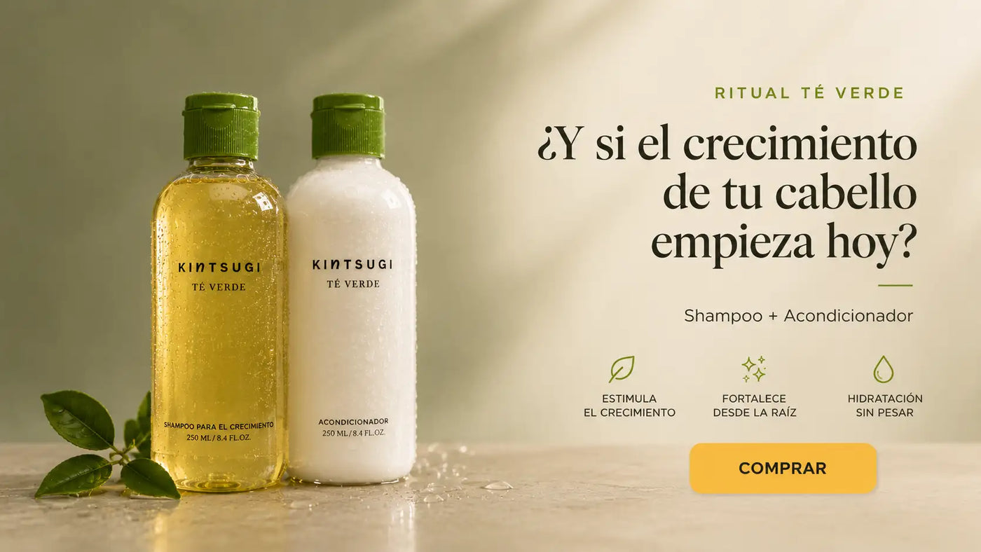 Dos botellas translúcidas con tapas verdes, una con líquido amarillo dorado y la otra blanca, etiquetadas ’kintsugi té verde’ para champú y acondicionador.