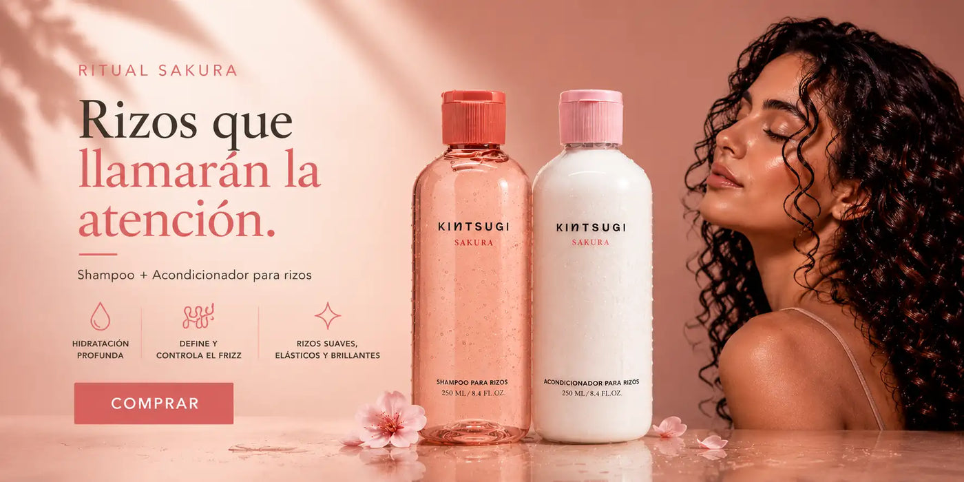 Dos botellas transparentes de champú y acondicionador kintsugi sakura, una con tapa rosa que contiene un líquido color melocotón y la otra con tapa blanca que contiene un líquido transparente.